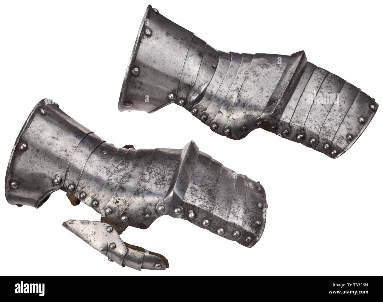 Una coppia del sud della Germania tardo gotici gauntlets probabilmente Innsbruck, circa 1495 - 1505. Luce, finemente lavorato gauntlets di acciaio temprato. Protezione per le dita di cinque lames interiormente con bordo risvoltato. Distintamente increspata il fuso a snodo in guardia con lievi tracce di fuoco originale doratura. Metacarpo di quattro lames, corto a due lame i bracciali con lateralmente borchie rigata. Il bordo nervata del manicotto rivolta verso l'interno. Bracciale sia colpito sul bordo con una croce e un marchio di orb. Attaccato distintamente increspata pollice-piastre con due lames. Il fuso a snodo-guardia del guanto sinistro e , Additional-Rights-Clearance-Info-Not-Available Foto Stock