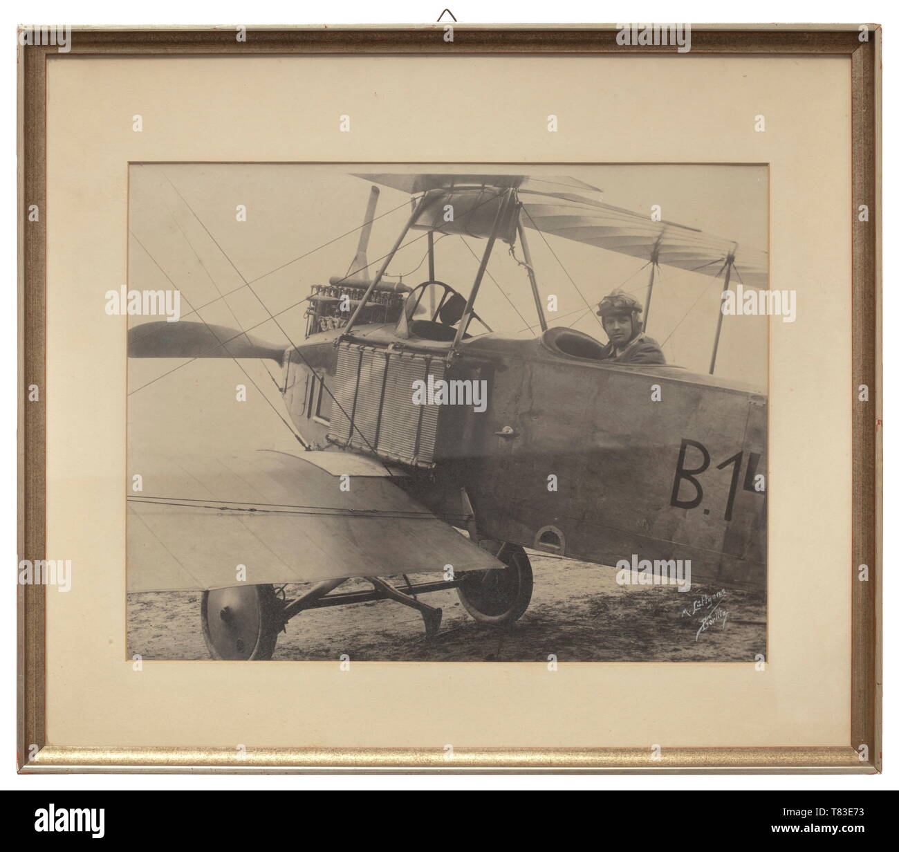 La station wagon di Paolo Roitsch - Campo dei distacchi di aviazione 35 e 45 un ampio raggruppamento di un pilota che è stato già certificati per volare monoplanes nel settembre 1913. Le credenziali di pilota con foto, un pilota della licenza n. '541' dal tedesco associazione aeronautica Berlino (DLV), la copertina in pelle blu con la scritta in oro. Inoltre, un pilota militare del badge della cava-stampigliata una lastra di ferro con argento di cromatura e patina di età, una ferita Badge in argento (perno di fissaggio sostituito), un dito patriottica anello con una rappresentazione del pilota del badge, pesantemente utilizzato e un incassato croce di ferro di prima classe di 191, Editorial-Use-solo Foto Stock