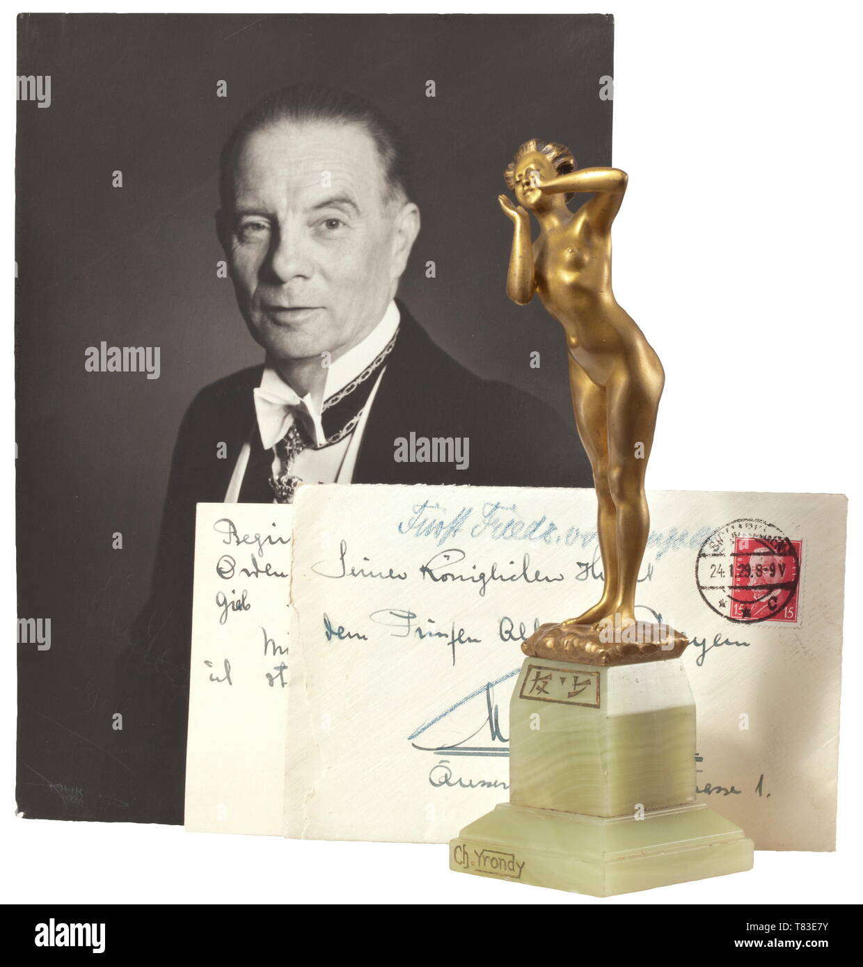 Friedrich Viktor principe di Hohenzollern-Sigmaringen (1891 - 1965) - un sigillo personale bronzo dorato di Art Nouveau figura da Ch. Yrondy, inciso incoronato monogram 'FH' sotto lo zoccolo sul lato manufactory iscrizione "Jollet & Cie. - Bronzi - Parigi', in marmo verde dello zoccolo con il recesso per la guarnizione, incisi caratteri giapponesi e artista della firma 'Ch. Yrondy'. Altezza con uno zoccolo di 19,5 cm. Con una firma (la firma poco leggibile) foto del principe dal 1960 e una lettera manoscritta al principe Alfons di Baviera dal 1929 con identico incoronato monogramma. Il principe Friedrich di, Editorial-Use-solo Foto Stock