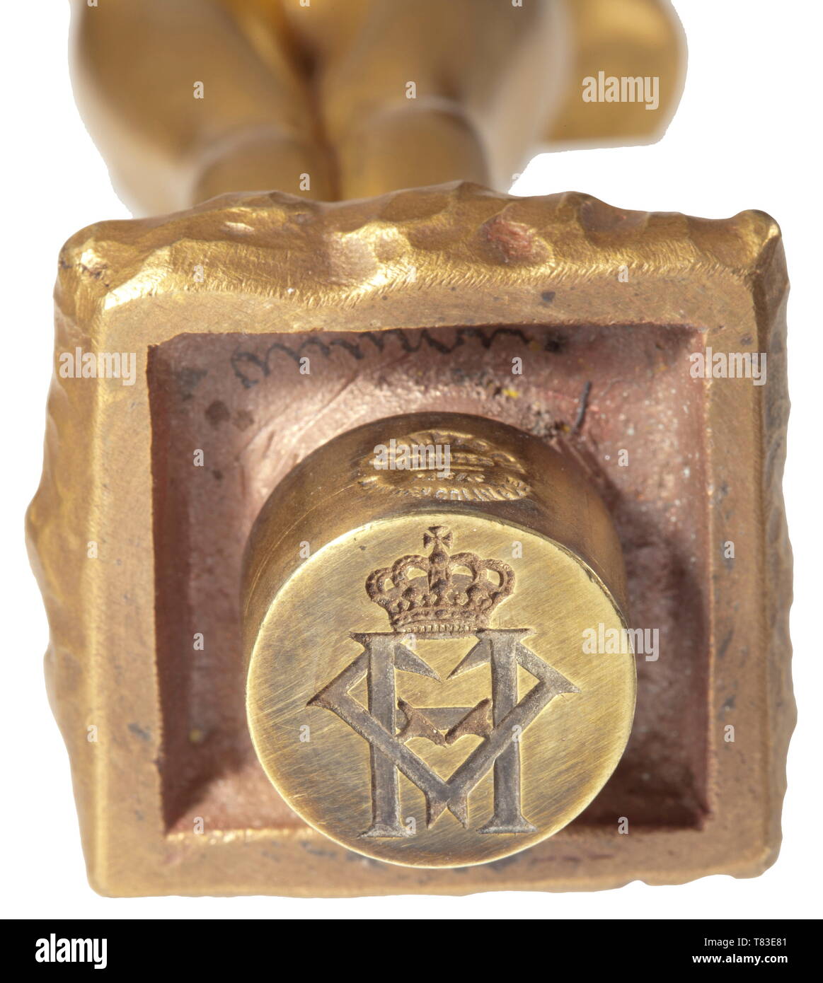 Friedrich Viktor principe di Hohenzollern-Sigmaringen (1891 - 1965) - un sigillo personale bronzo dorato di Art Nouveau figura da Ch. Yrondy, inciso incoronato monogram 'FH' sotto lo zoccolo sul lato manufactory iscrizione "Jollet & Cie. - Bronzi - Parigi', in marmo verde dello zoccolo con il recesso per la guarnizione, incisi caratteri giapponesi e artista della firma 'Ch. Yrondy'. Altezza con uno zoccolo di 19,5 cm. Con una firma (la firma poco leggibile) foto del principe dal 1960 e una lettera manoscritta al principe Alfons di Baviera dal 1929 con identico incoronato monogramma. Il principe Friedrich di, Editorial-Use-solo Foto Stock