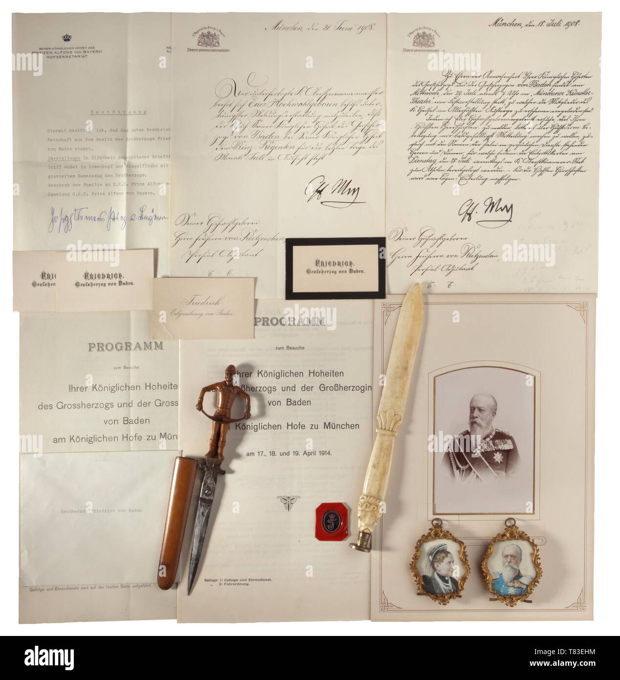 Il Granduca Friedrich I (1826 - 1907) - il suo personale sigillo, ritratti in miniatura etc. La guarnizione di tenuta sotto forma di una lettera di avorio assolcatore con testa di leone, la guarnizione di tenuta in ottone matrice incisa con il monogramma coronato 'F', lunghezza 25,5 cm. Con la conferma scritta e scheda di inventario del principe Alfons della Baviera, che lo hanno ricevuto in dono dal granduca. Anche un grande ritratto fotografia del granduca in uniforme, quattro cartes de visite e completo di programmi per la visita del Granduca e la Granduchessa di Monaco di Baviera nel 1908 e 1914, un coppia di pape, Additional-Rights-Clearance-Info-Not-Available Foto Stock