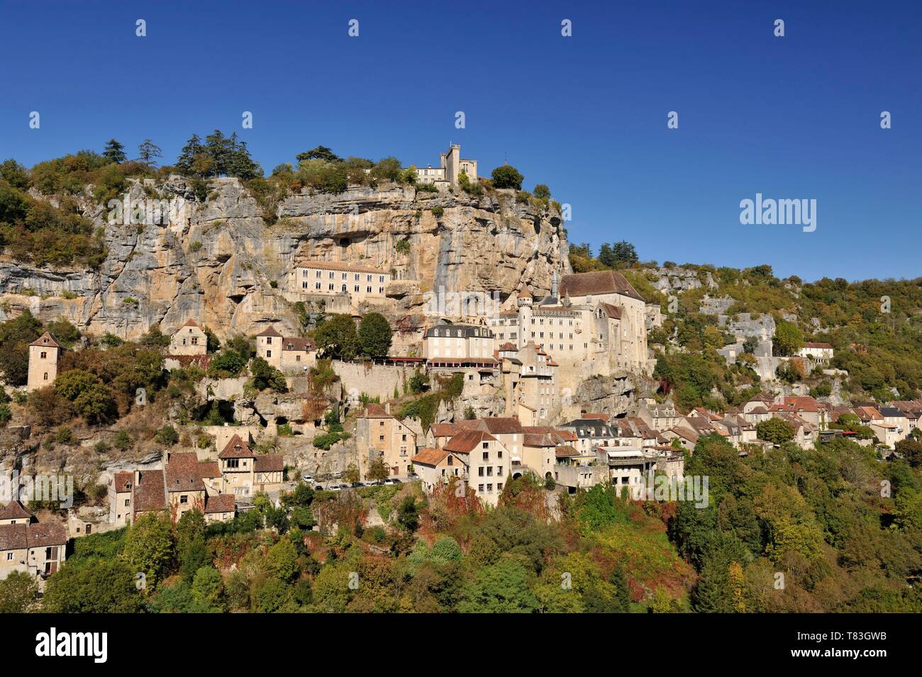 Francia, Lot, Haut Quercy, Rocamadour, medievale religiosa della città con i suoi santuari che si affaccia sul Canyon di Alzouet e la fase del cammino di Santiago de Compostela Foto Stock