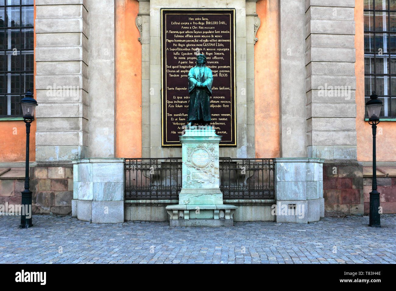 Olavus Petri statua fuori Storkyrkan, Sankt Nikolai kyrka cattedrale, Gamla Stan, nella città di Stoccolma, Svezia, Europa Foto Stock