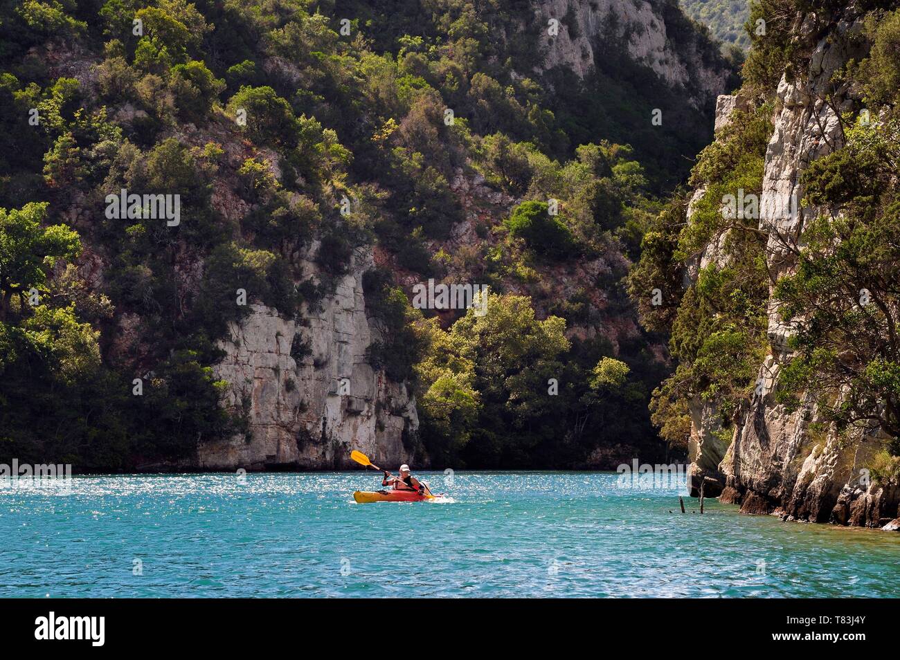 Francia, Alpes de Haute Provence, Parc Naturel Regional du Verdon, kayak in Basses Gorges du Verdon a valle del lago di St. Croix Foto Stock