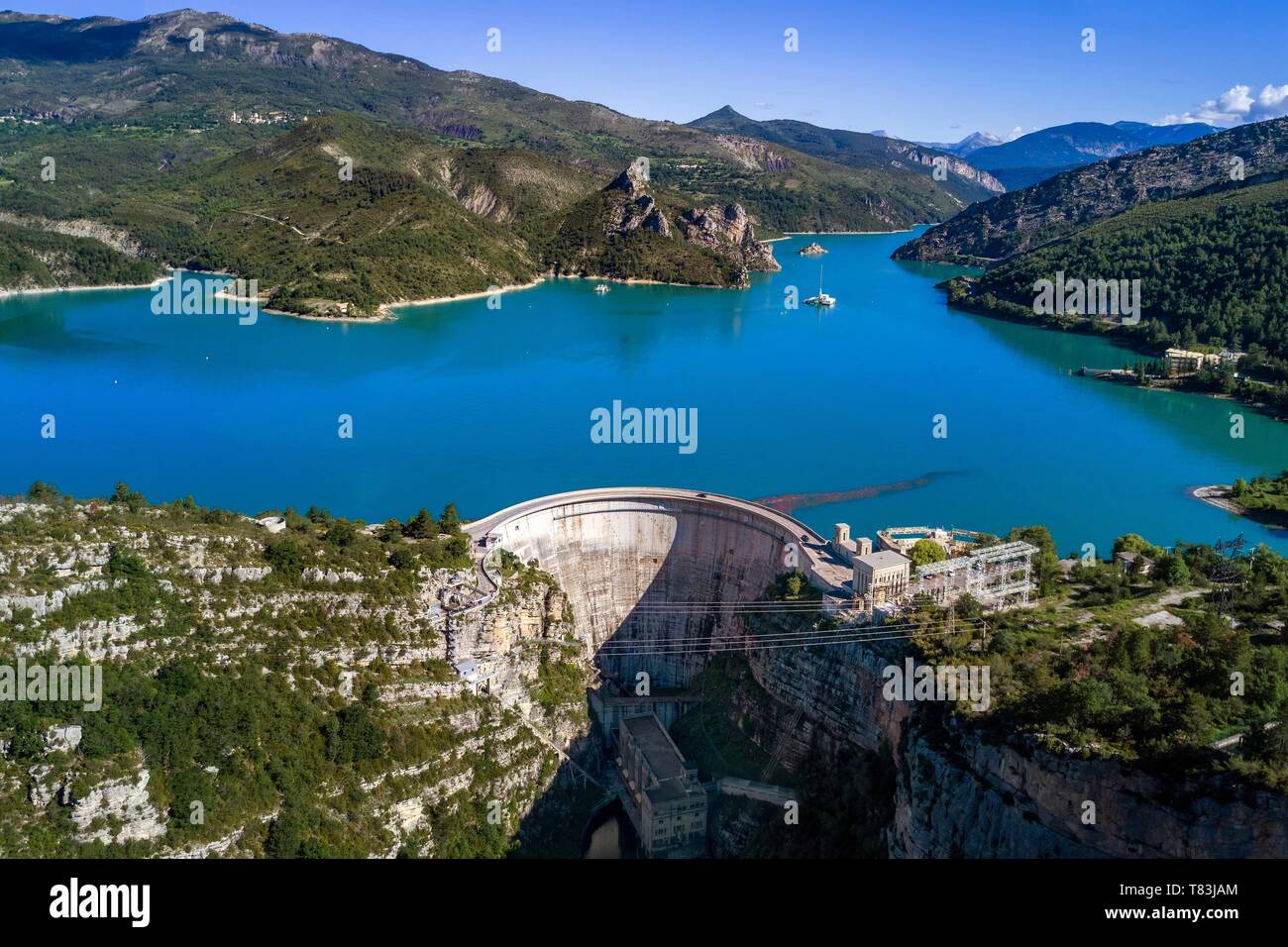 Francia, Alpes de Haute Provence, il lago di Castillon diga che trattiene le acque del fiume Verdon, una gigantesca meridiana su 100 metri di altezza parete (vista aerea) Foto Stock
