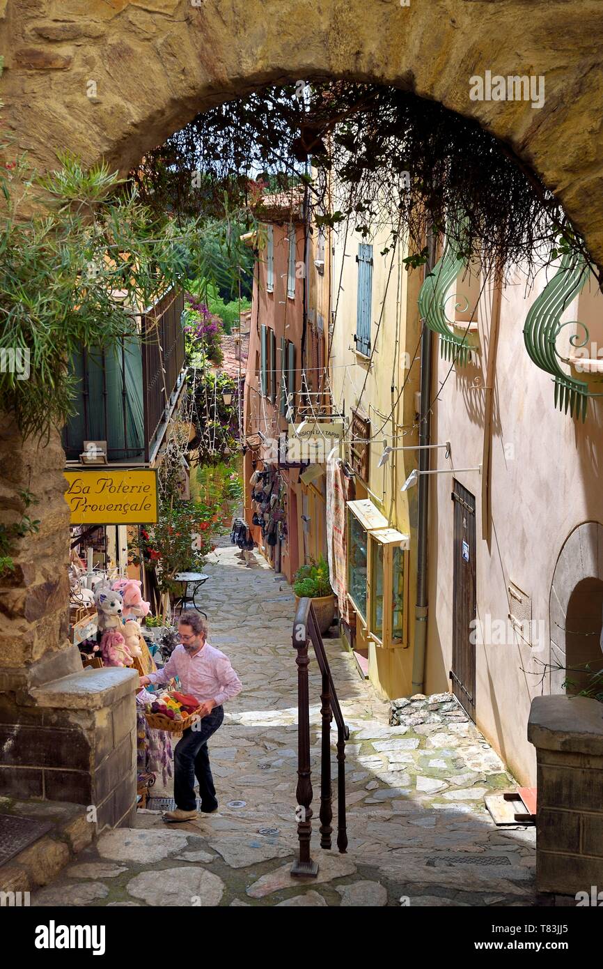 Francia, Var, Bormes les Mimosas, la rue Rompi Cuou (rotto in culo lingua  provenzale) nella città vecchia Foto stock - Alamy