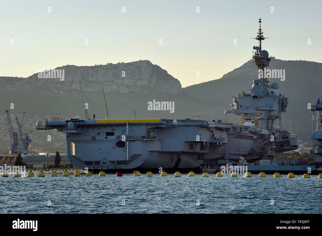 Francia, Var, Tolone, la base navale (Arsenale), il Charles de Gaulle nuclear powered portaerei sulla metà del rinnovamento di vita Foto Stock