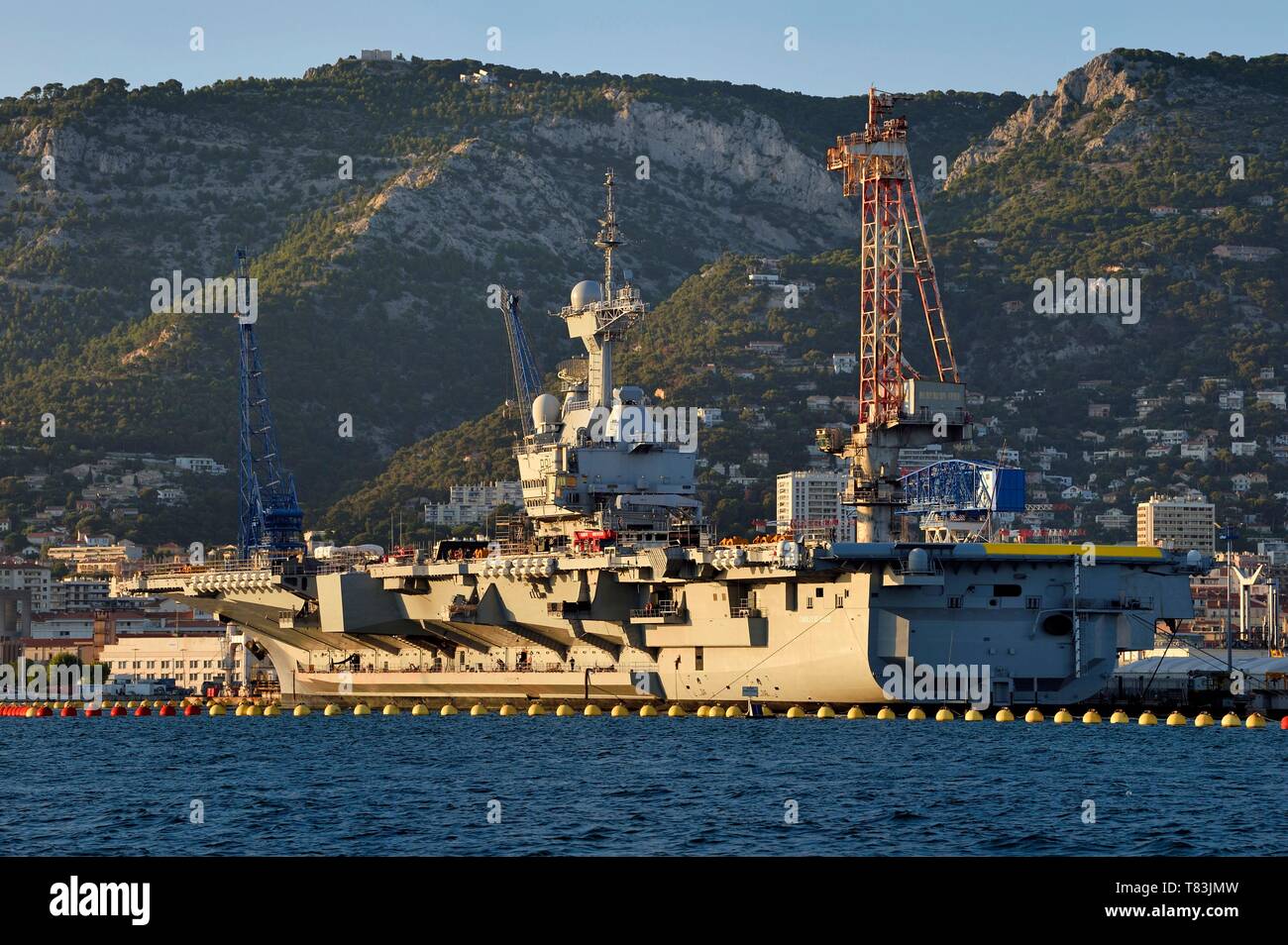 Francia, Var, Tolone, la base navale (Arsenale), il Charles de Gaulle nuclear powered portaerei sulla metà del rinnovamento di vita Foto Stock