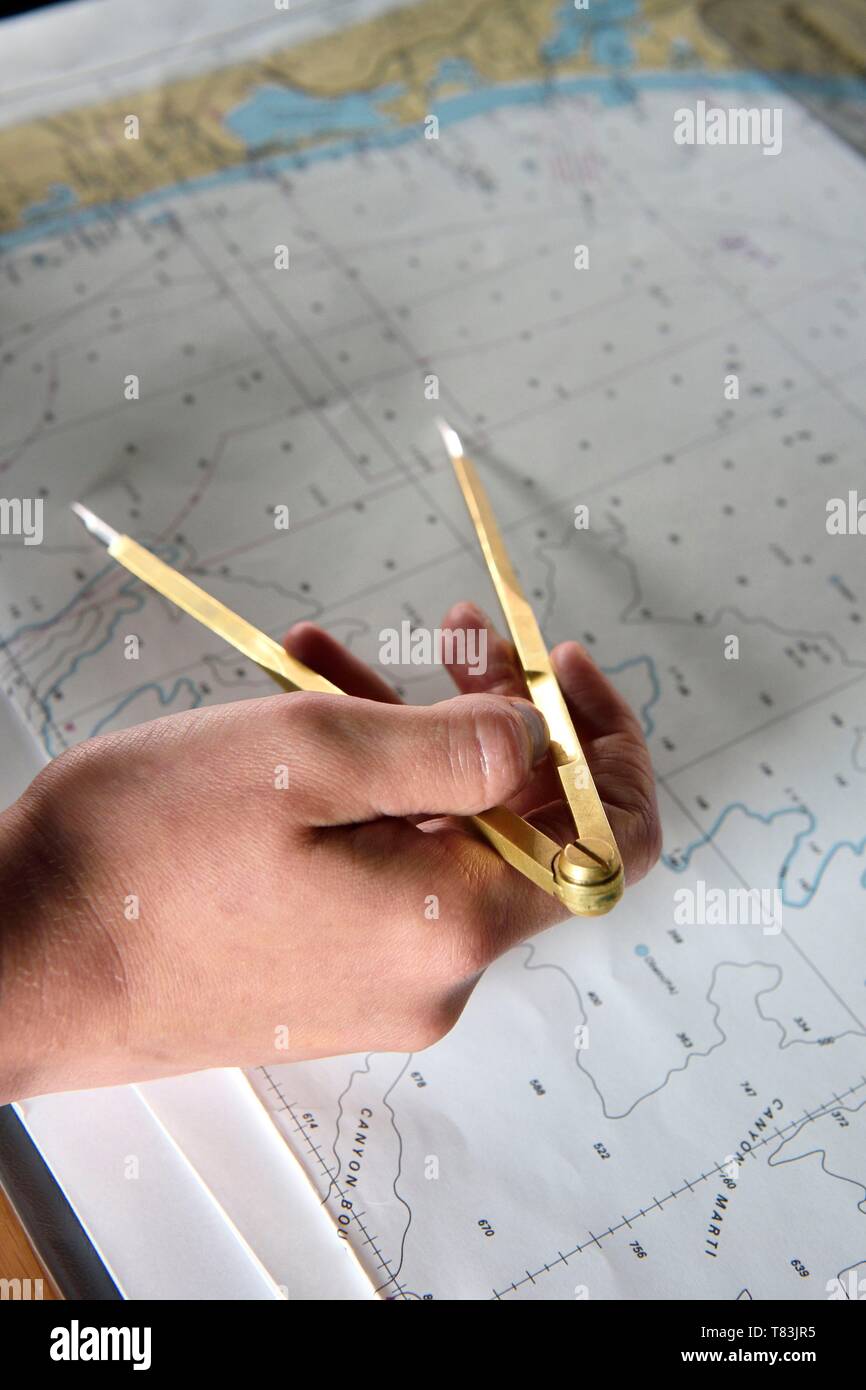 Francia, Var, Tolone, la base navale (Arsenale), il Charles de Gaulle nuclear powered portaerei sulla metà del rinnovamento di vita, ponte di navigazione officer a studiare una mappa con la sua bussola Foto Stock