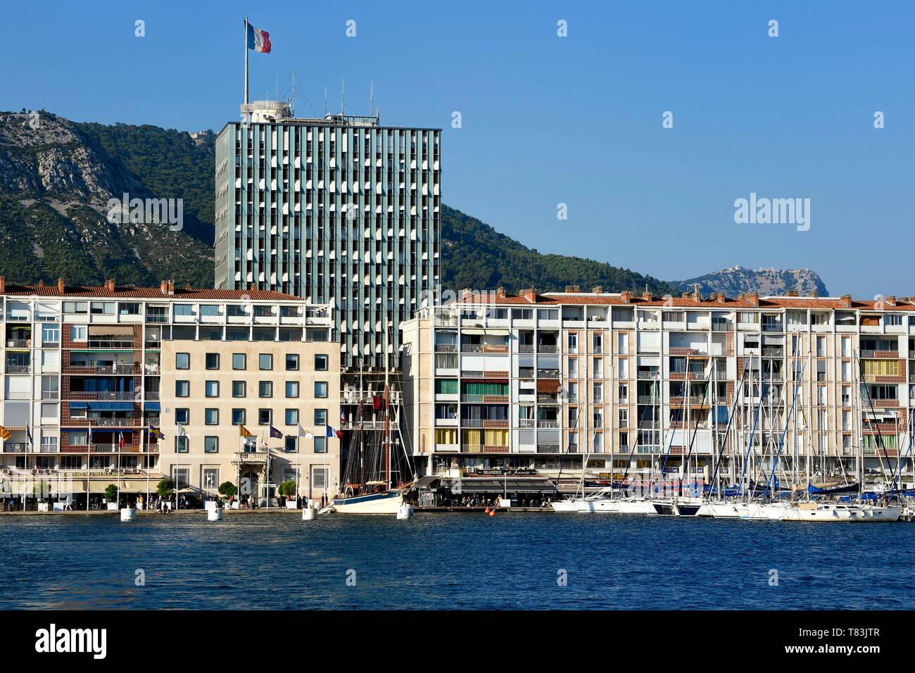 Francia, Var, Tolone, il porto, blocchi di appartamenti progettati da De Mailly dopo il bombardamento del 1944, l'edificio del Municipio in background Foto Stock