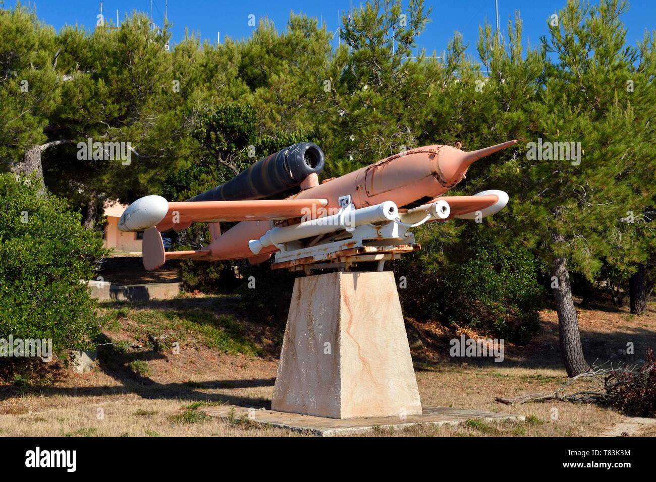 Francia, Var, Iles d'Hyeres, il Parc national de Port Cros (Parco Nazionale di Port Cros), di Le Levant isola, zona militare, V1 missile che sono serviti per il primo test dopo la guerra Foto Stock Francia, Var, Iles d'Hyeres, il Parc national de Port Cros (Parco Nazionale di Port Cros), di Le Levant isola, zona militare, V1 missile che sono serviti per il primo test dopo la guerra Foto Stock