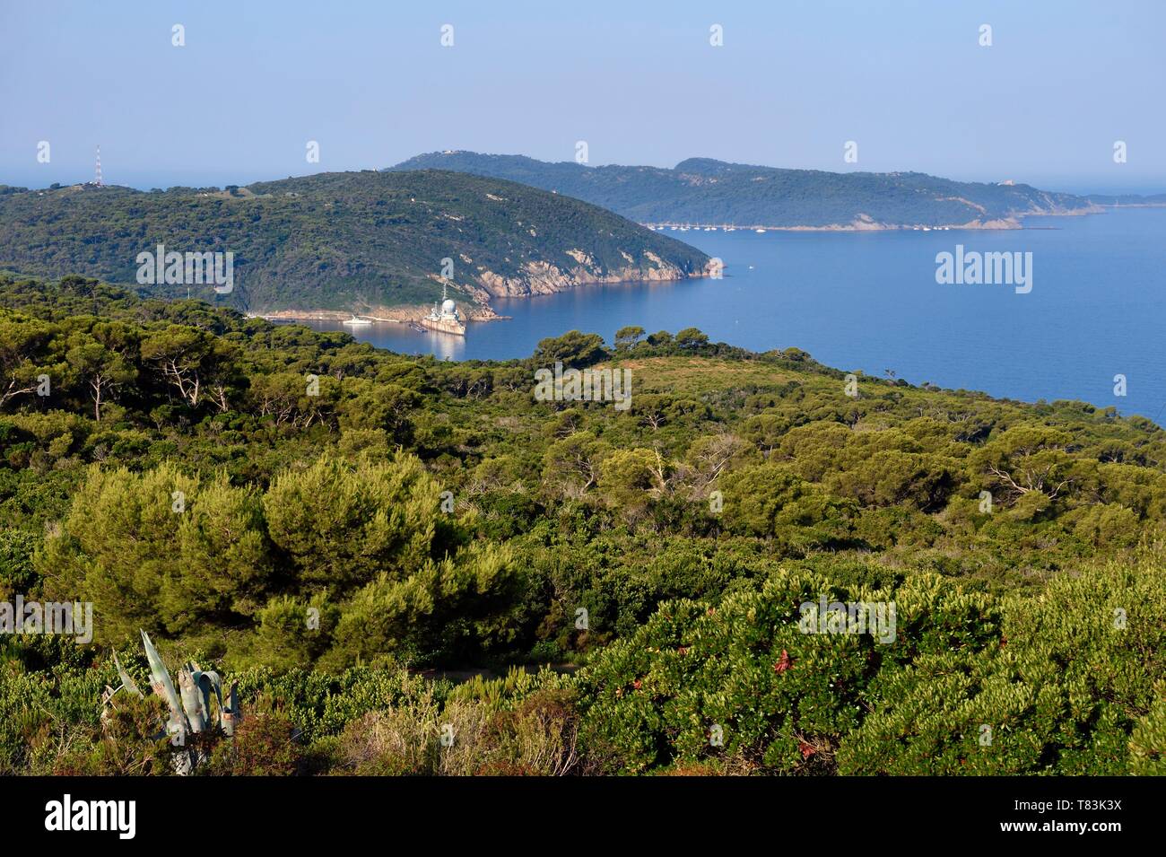 Francia, Var, Iles d'Hyeres, il Parc national de Port Cros (Parco Nazionale di Port Cros), di Le Levant isola, Avis porta protetta dalla ex Suffren missile frigate che serve come un frangiflutti e di Port Cros isola sullo sfondo a destra Foto Stock