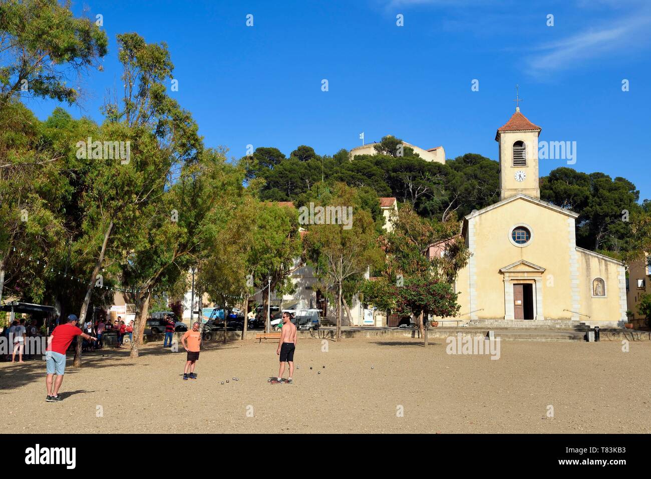 Francia, Var, Iles d'Hyeres, il Parc National de Port Cros (Parco Nazionale di Port Cros), isola di Porquerolles, villaggio di Porquerolles, Chiesa di Sant'Anna sulla Place d'armes Foto Stock