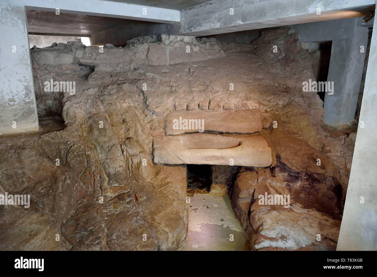 Francia, Var, Frejus, Forum Julii, la cripta della peschiera e il suo sistema di approvvigionamento di acqua risalente ai tempi dei romani, valvola a saracinesca di regolare l'acqua di mare Foto Stock