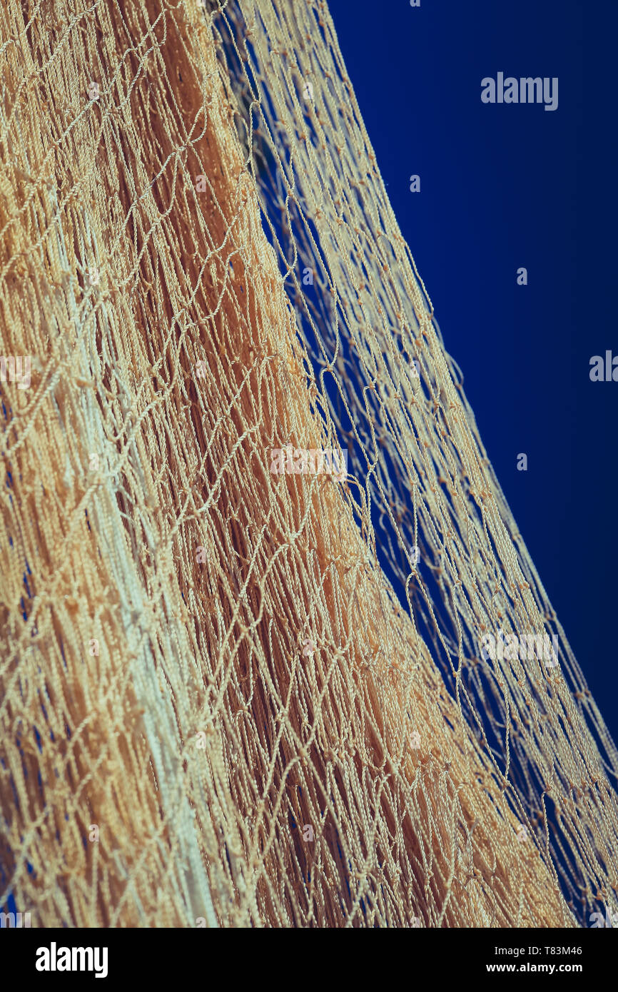 Tutina in rete di nylon texture sul cielo chiaro. Nautico sfondo marino. Macro closeup. Foto Stock