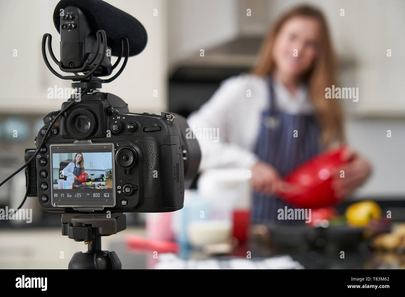 Femmina rendendo Vlogger Social Media Video circa la cottura per Internet Foto Stock