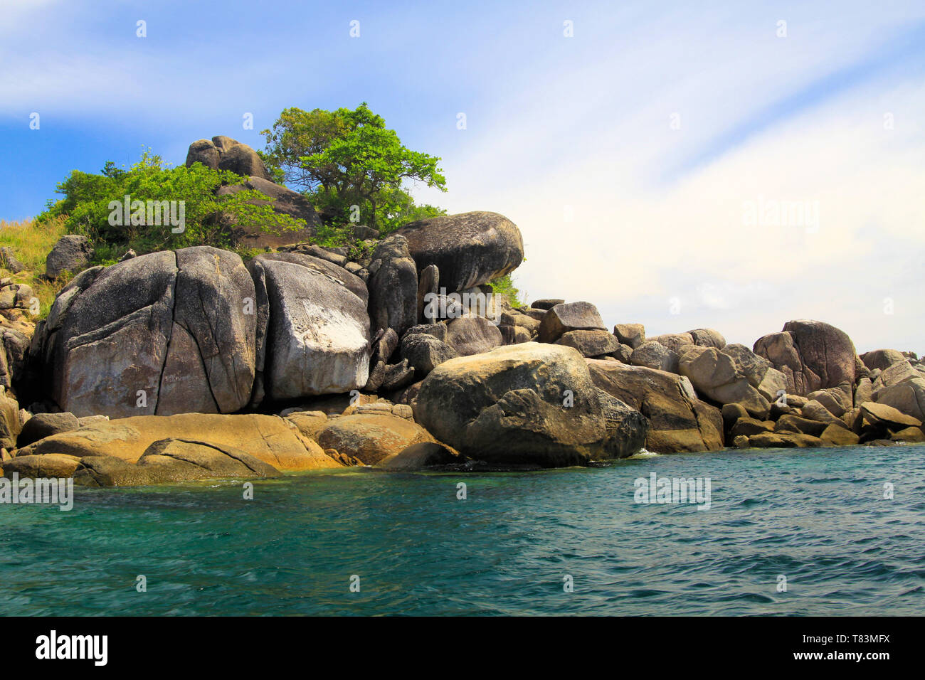Isolato minuscola isola di rocce e massi nel Mare delle Andamane vicino a Ko Lipe, Thailandia Foto Stock