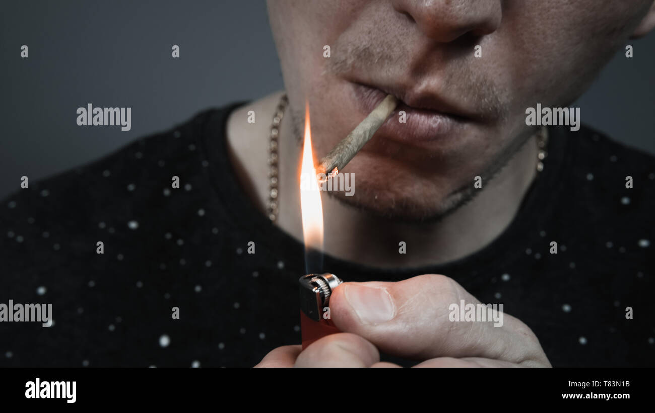 Il giovane di fumare la marijuana medica giunto. Close-up. La cannabis è la medicina Foto Stock
