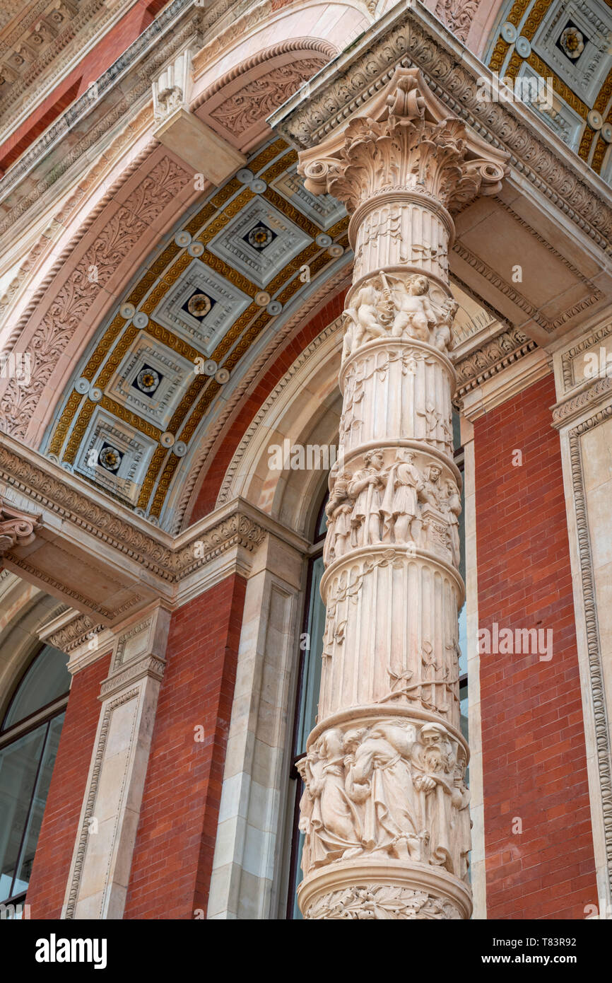 Ornato di colonne sul lato esterno del Henry Cole ala del Victoria and Albert Museum, Exhibition Road, South Kensington, Londra, Inghilterra Foto Stock