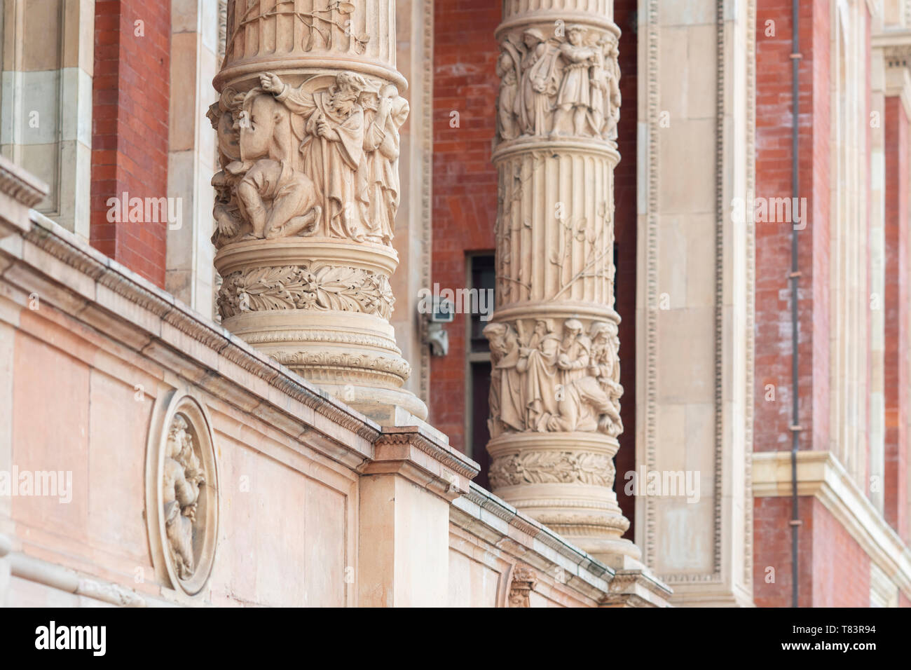 Ornato di colonne sul lato esterno del Henry Cole ala del Victoria and Albert Museum, Exhibition Road, South Kensington, Londra, Inghilterra Foto Stock