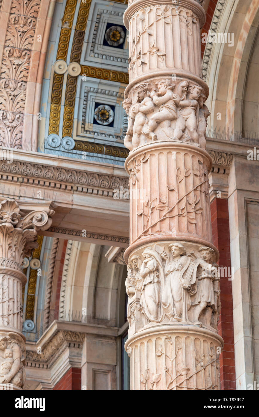 Ornato di colonne sul lato esterno del Henry Cole ala del Victoria and Albert Museum, Exhibition Road, South Kensington, Londra, Inghilterra Foto Stock