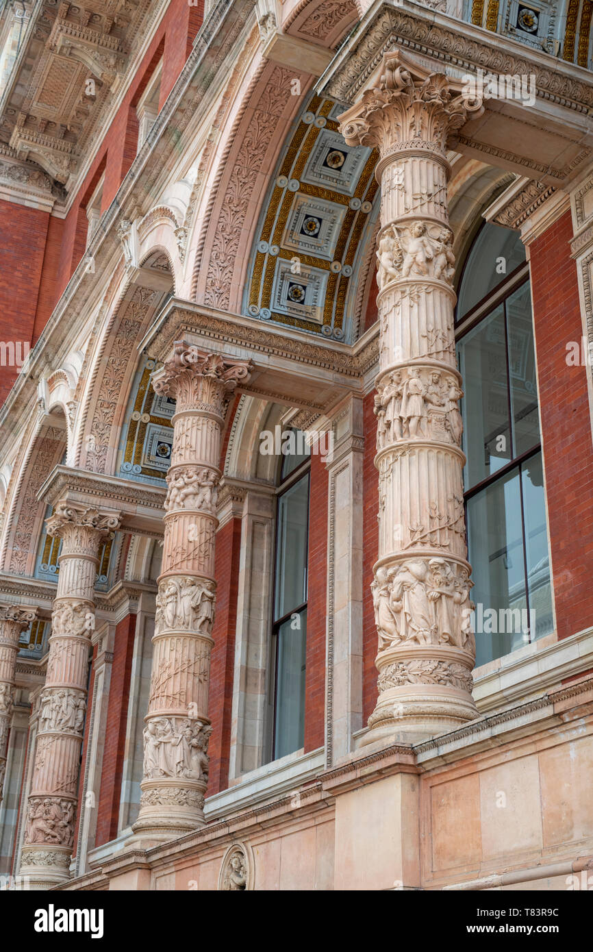 Ornato di colonne sul lato esterno del Henry Cole ala del Victoria and Albert Museum, Exhibition Road, South Kensington, Londra, Inghilterra Foto Stock