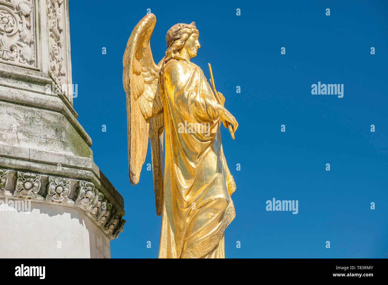 Maria colonna con golden statue degli angeli di fronte cattedrale di Zagabria, Croazia, cielo blu Foto Stock