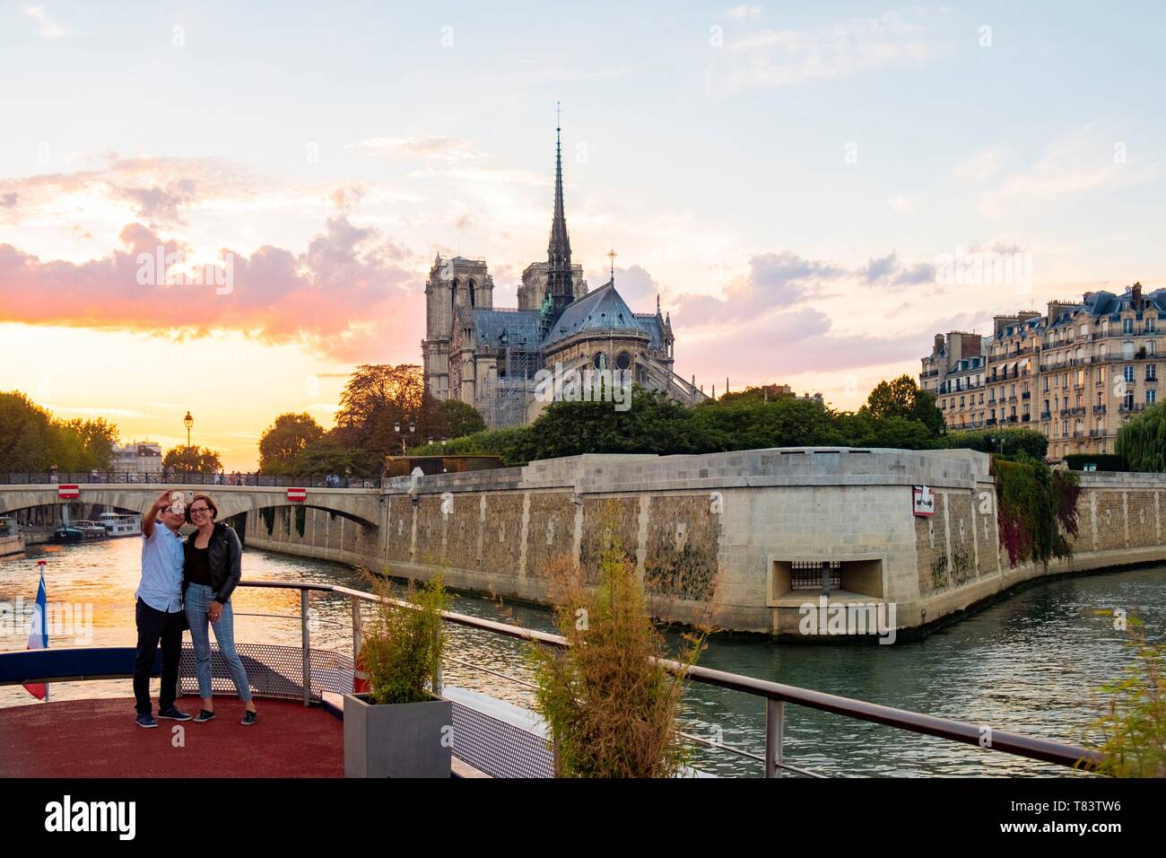 Francia, Parigi, Crociera sulla Senna con la cattedrale di Notre Dame Foto Stock