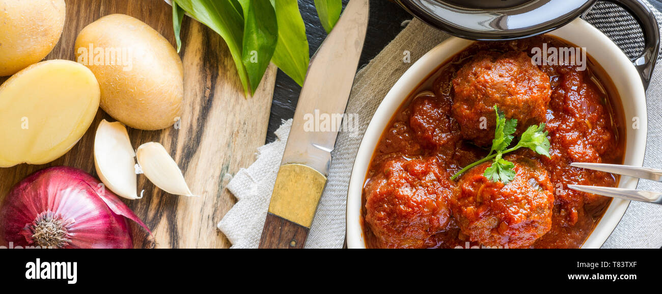 Le polpette di carne con dolce e salato di sugo di pomodoro Foto Stock