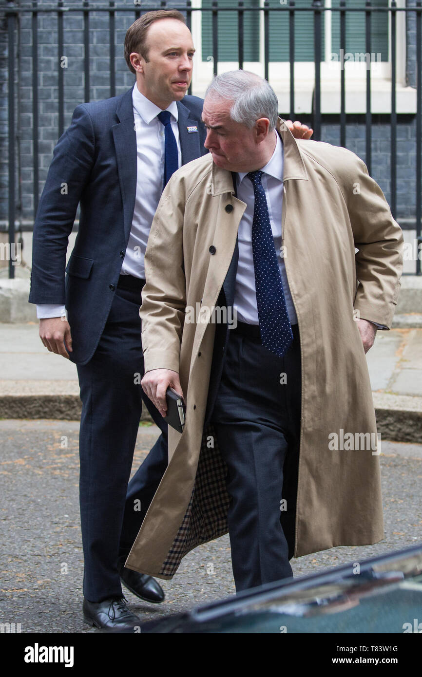 Londra, Regno Unito. Il 7 maggio, 2019. Matt Hancock MP (l), Segretario di Stato per la salute e la cura sociale, e Geoffrey Cox QC MP (r), Procuratore Generale, lasciare 10 DO Foto Stock