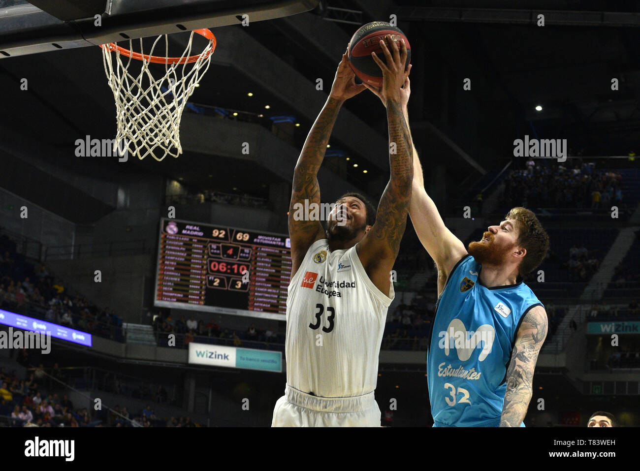 Trey Thompkis, #32 del Real Madrid e Shayne Whittington, #32 di Estudiantes visto in azione durante il 2018/2019 Liga Endesa stagione regolare gioco (giorno 31) tra Real Madrid e Movistar Estudiantes al centro WiZink in Madrid. Punteggio finale: Real Madrid 109 - 92 Movistar Estudiantes. Foto Stock