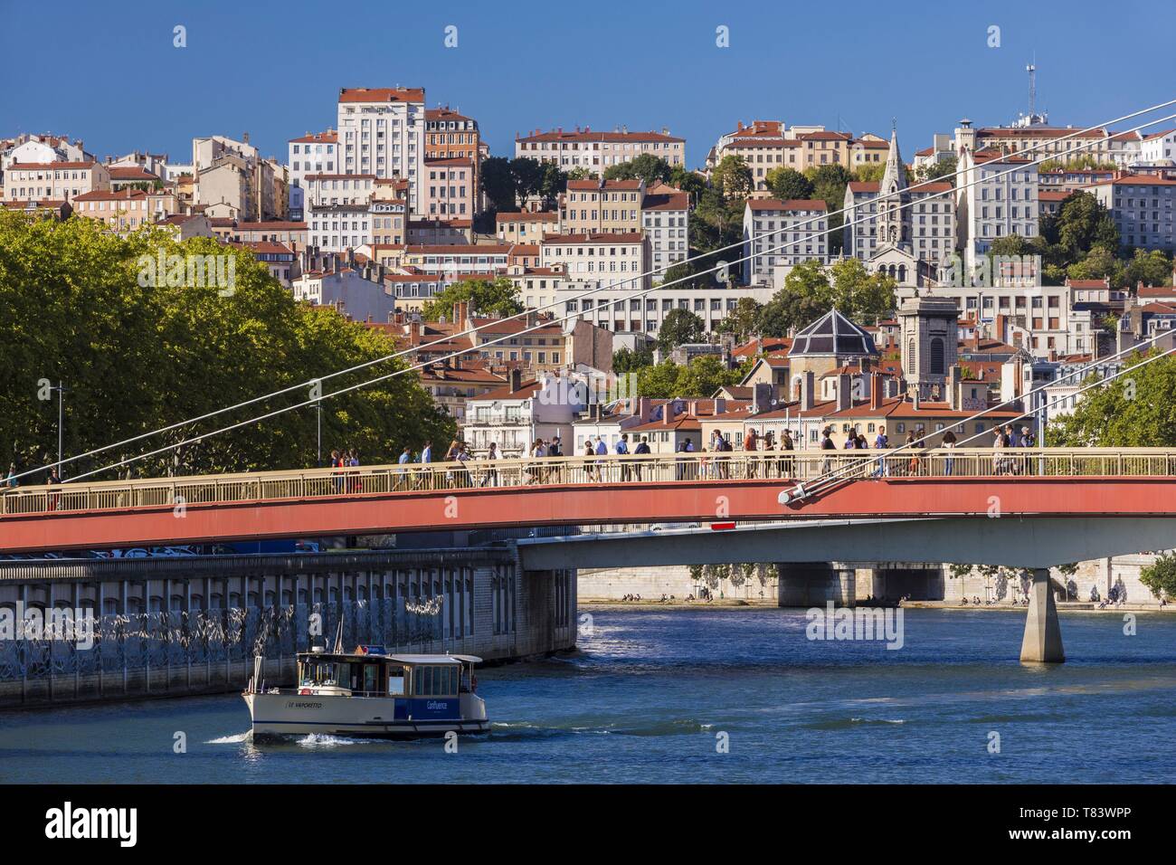 Francia, Rhone, Lione, storico sito elencato come patrimonio mondiale dall' UNESCO, Vieux Lyon (città vecchia), la passerella del Palais de Justice sul fiume Saona che collega il quartiere Cordeliers a Vieux Lyon distretto con una vista del quartiere Croix-Rousse e chiesa Bon-Pasteur, il fiume Vaporetto navetta Foto Stock