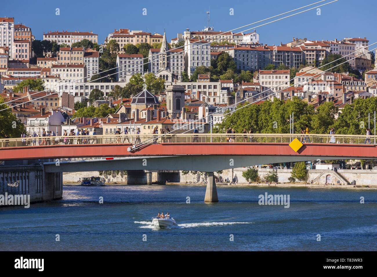 Francia, Rhone, Lione, storico sito elencato come patrimonio mondiale dall' UNESCO, Vieux Lyon (città vecchia), la passerella sul fiume Saona che conduce al palazzo di giustizia Foto Stock