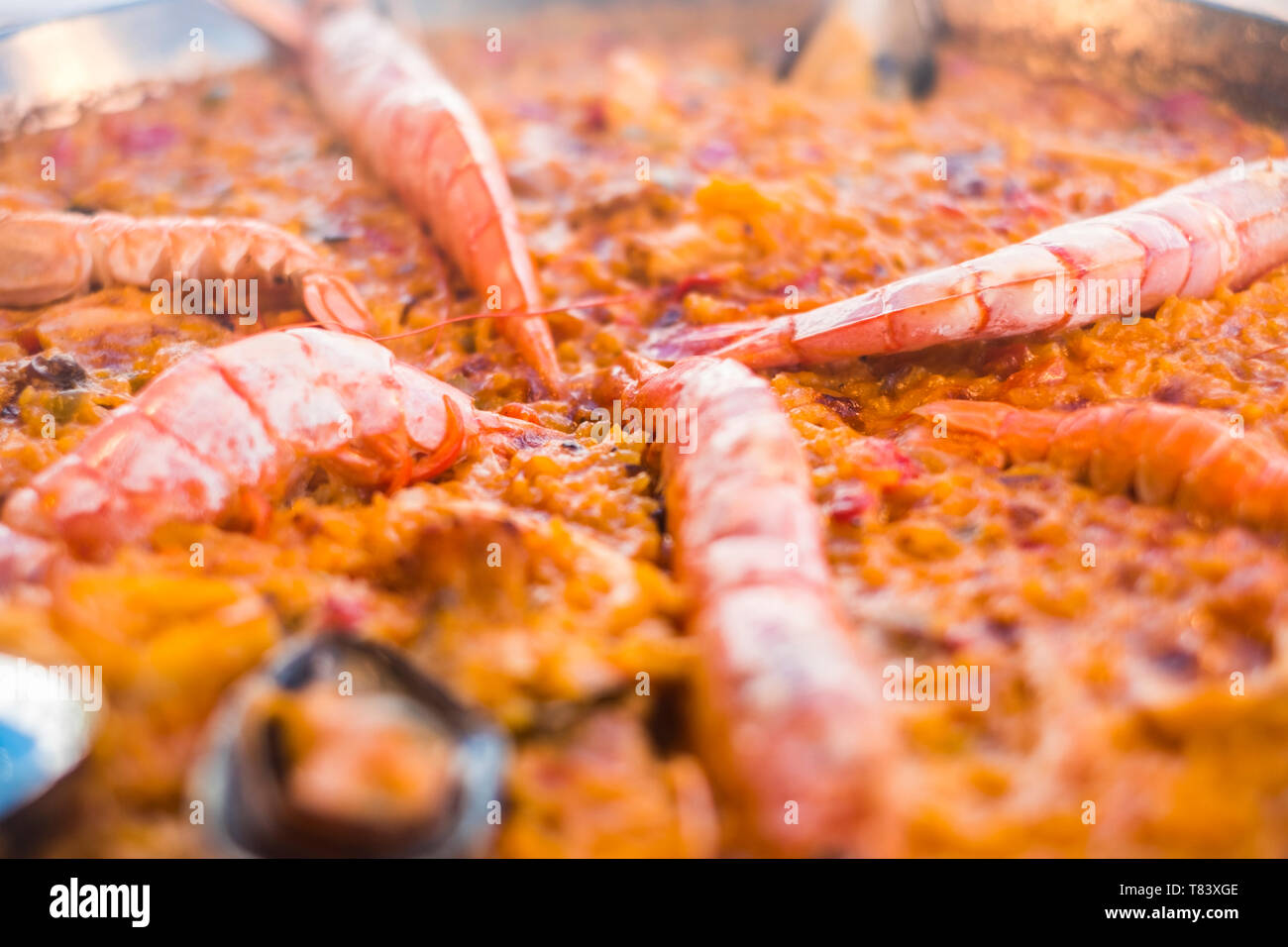 Close up di paella tradizionale delizioso cibo dalla Spagna di riso con carne e pesce quali gamberi - ristorante e il cibo gustoso concept Foto Stock