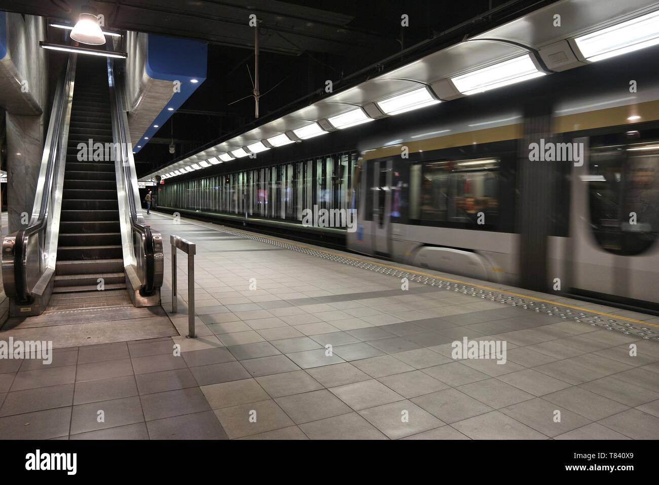 Bruxelles, Belgio - 19 novembre 2016: la gente in attesa per la metropolitana presso la Stazione Nord (Noordstation) a Bruxelles, in Belgio. Metropolitana a Bruxelles è serve 138,3 Foto Stock