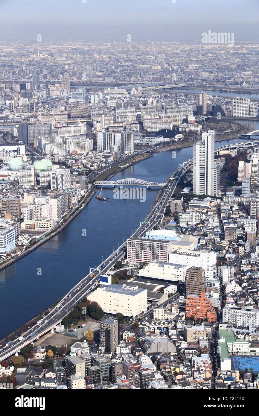 La città di Tokyo, Giappone. Aerial cityscape con Taito, Arakawa e reparti di Sumida. Foto Stock