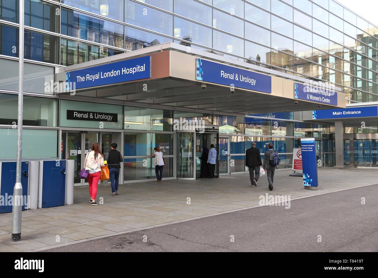 LONDON, Regno Unito - 6 Luglio 2016: persone immettere Royal Hospital di Londra nel Regno Unito. Psx è parte di Barts Health NHS Trust. Foto Stock