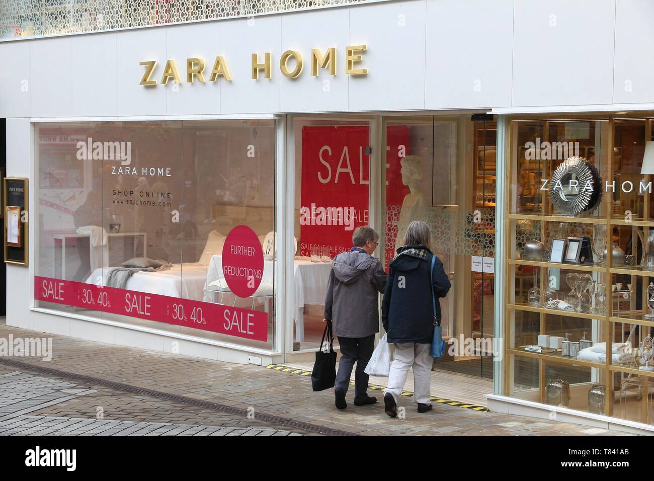 LEEDS, Regno Unito - 11 luglio 2016: persone immettere Zara Home negozio a Leeds, Regno Unito. Il marchio è noto soprattutto nel mondo della moda, offre anche home prodotti prodotti. Foto Stock