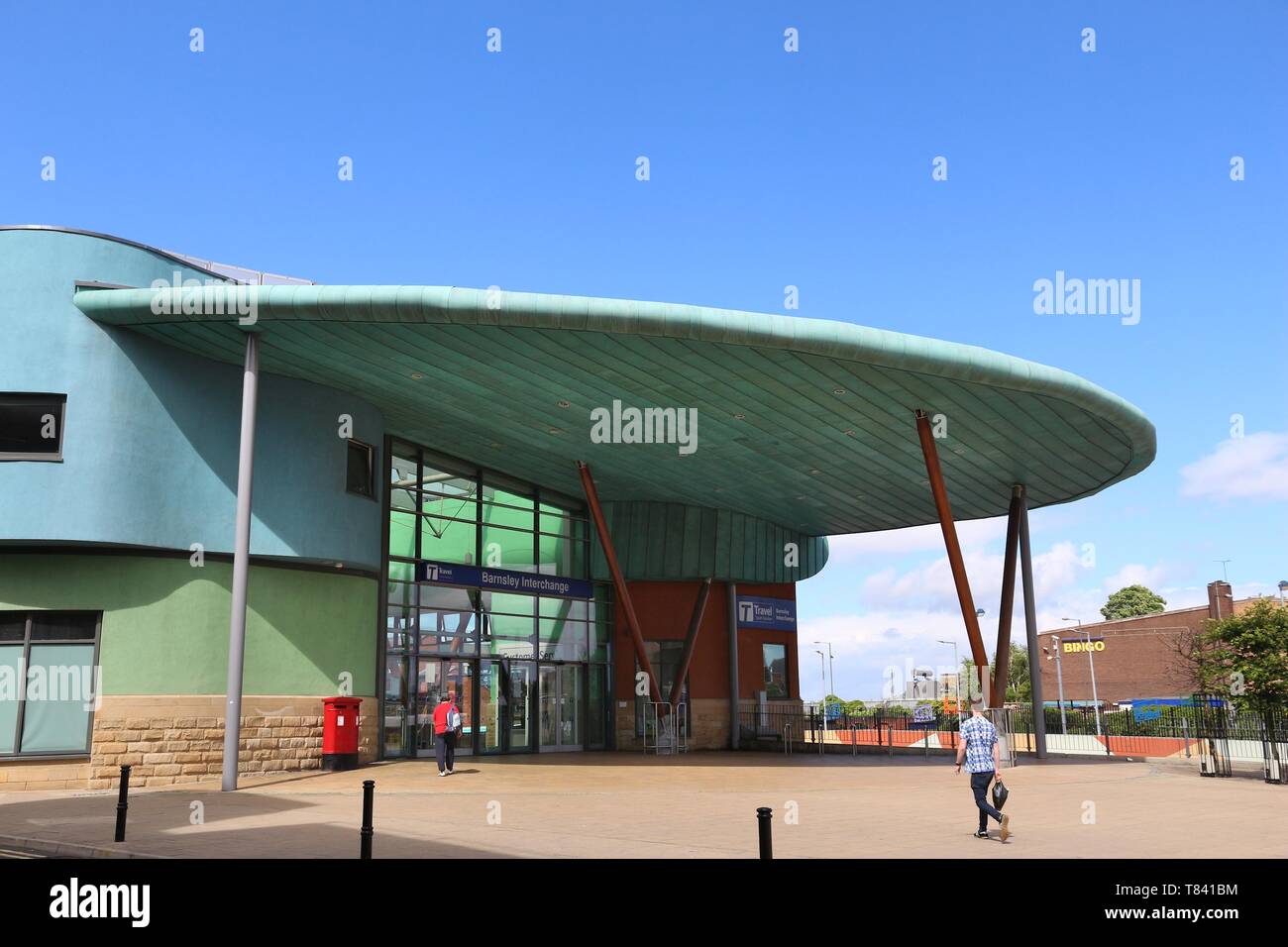 BARNSLEY, Regno Unito - 10 luglio 2016: la gente in attesa per i treni e gli autobus a Barnsley interscambio, UK. 1,5 milioni di collegamenti in treno a Barnsley Interchange Foto Stock