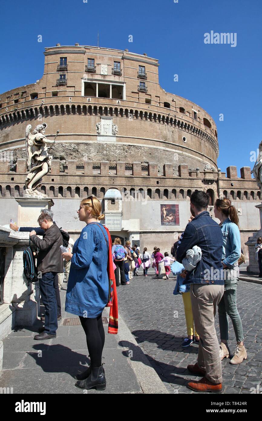 Roma, Italia - 10 Aprile 2012: visitare la gente famosa Castel Sant' Angelo a Roma. Secondo Euromonitor, Roma è la terza città più visitata in Europa ( Foto Stock