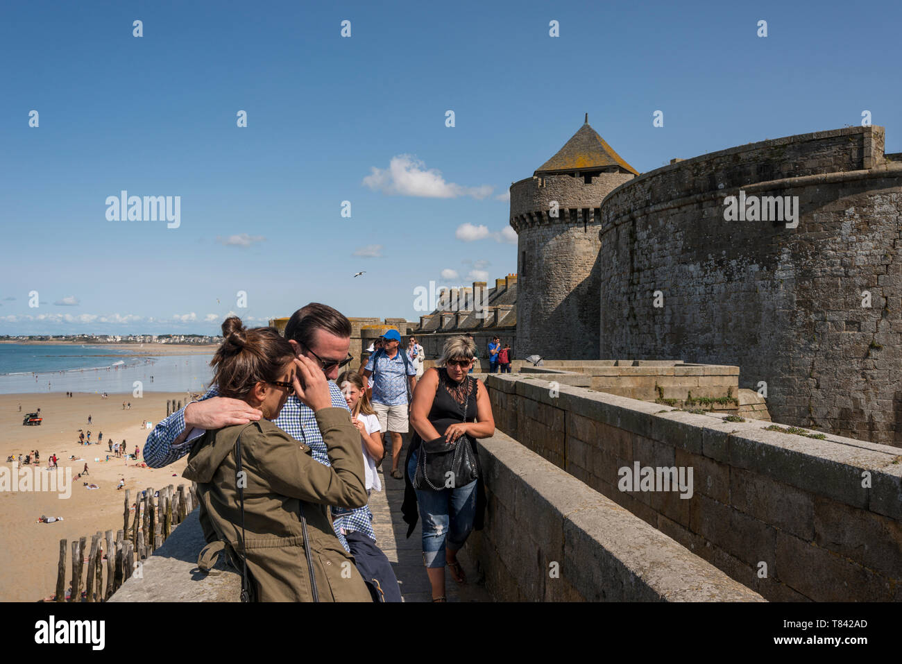 Passeggiate turistiche sui bastioni di Intra Muros Saint Malo, Bretagna Francia Foto Stock
