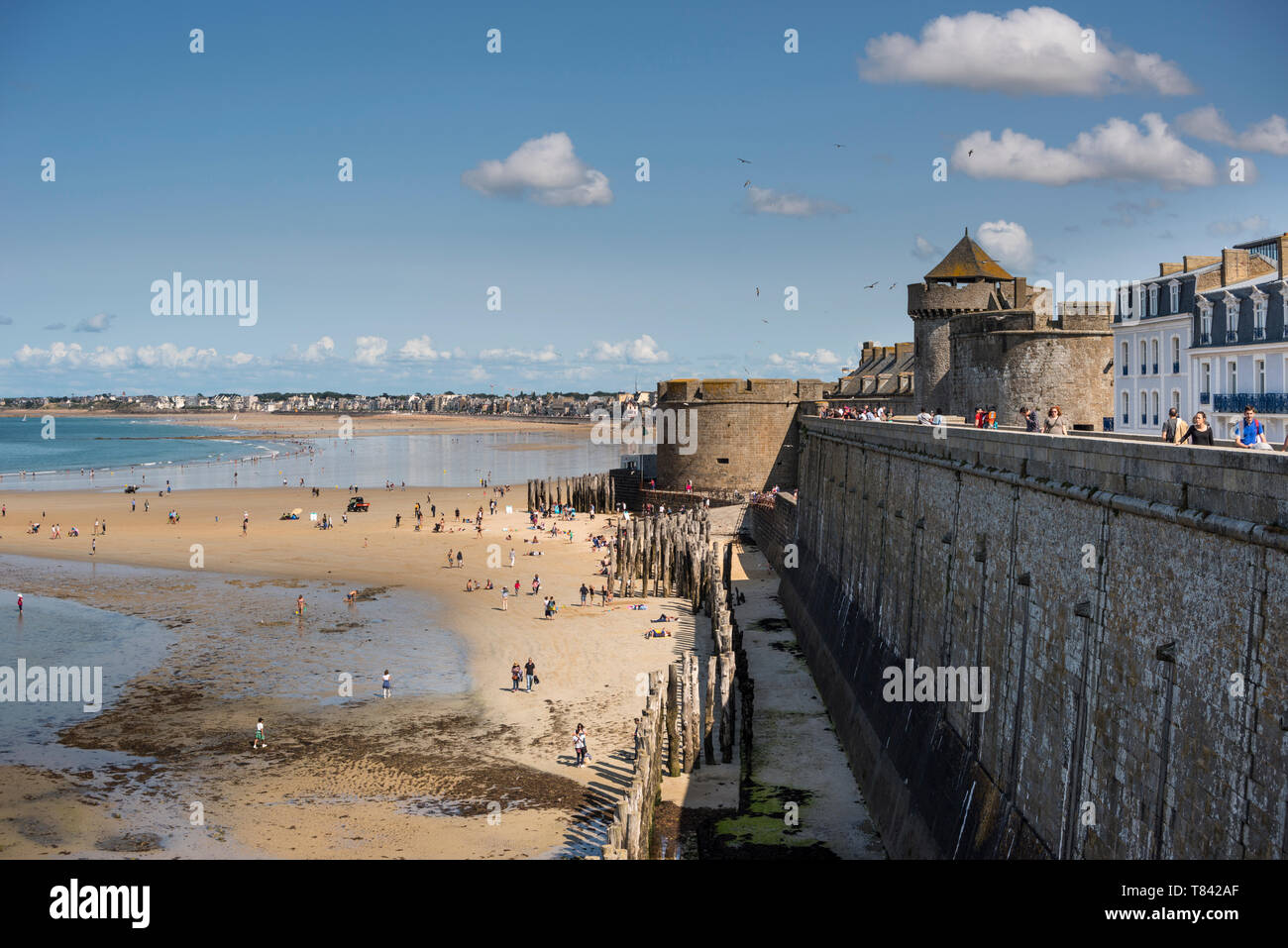 Passeggiate turistiche sui bastioni di Intra Muros Saint Malo, Bretagna Francia Foto Stock