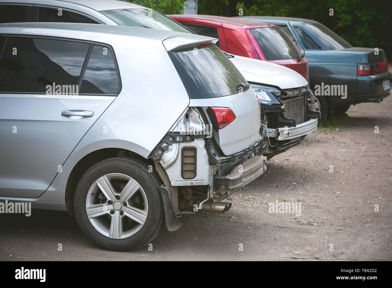 Rotto e si è schiantato moderne vetture dopo un incidente sulla strada, automobile danneggiata dopo una collisione al city road. Necessario trainare il carrello per andare al servizio di riparazioni. Foto Stock