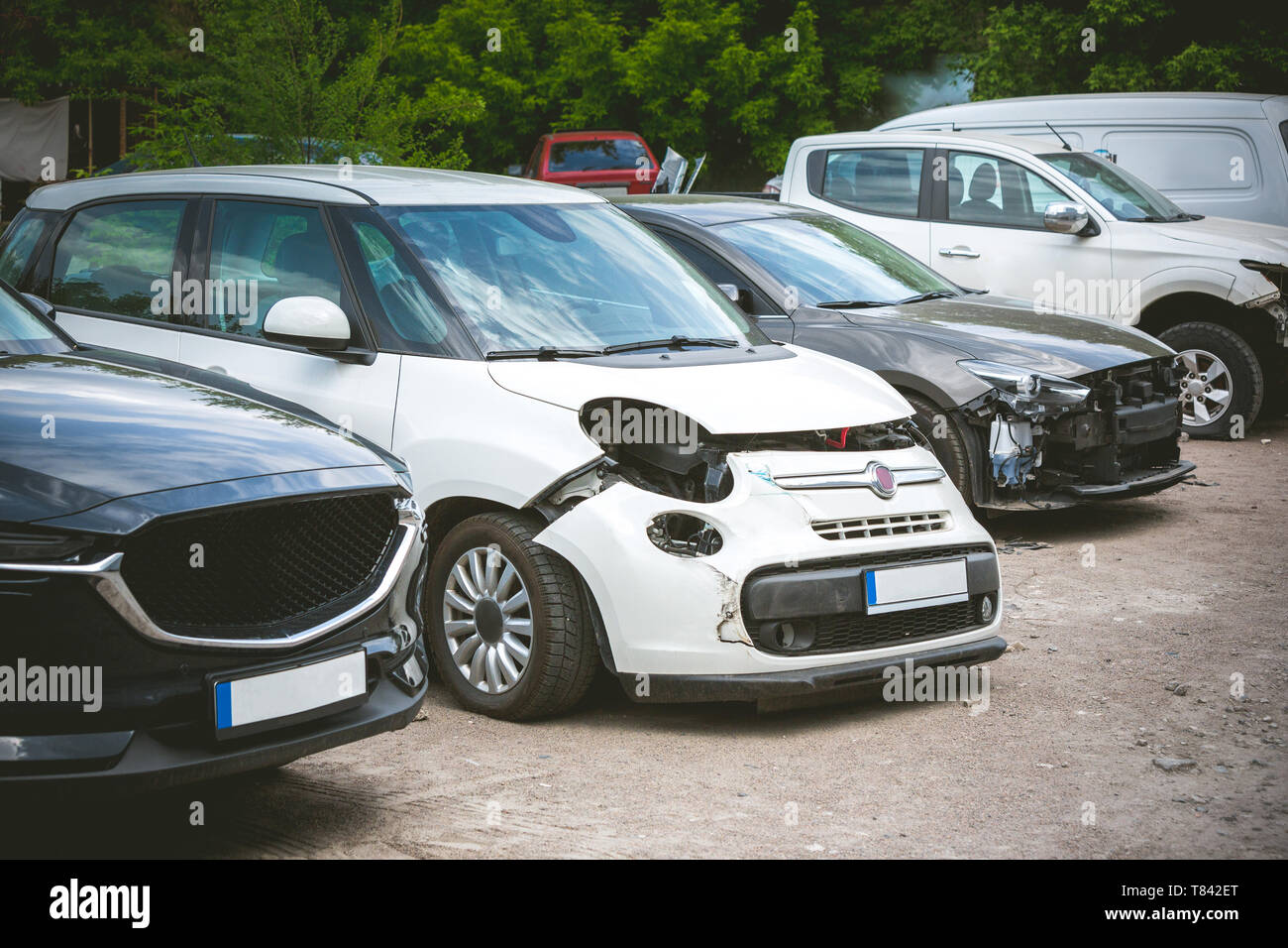 Rotto e si è schiantato moderne vetture dopo un incidente sulla strada, automobile danneggiata dopo una collisione al city road. Necessario trainare il carrello per andare al servizio di riparazioni. Foto Stock