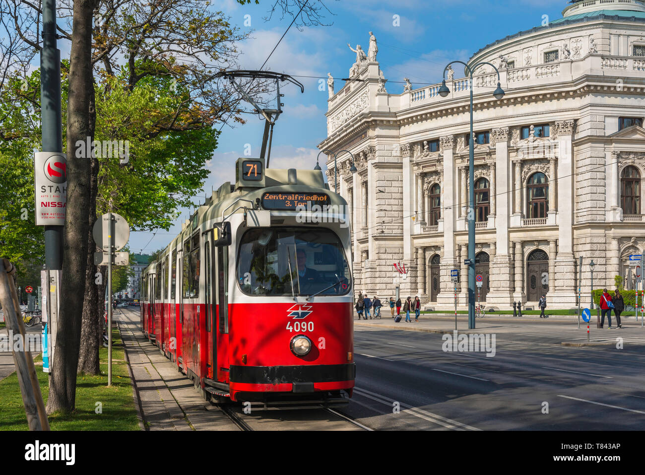 La Ringstrasse di Vienna, vista di un tram sulla Ringstrasse nel centro di Vienna con il teatro nazionale edificio (Burgtheater) in background, Austria. Foto Stock