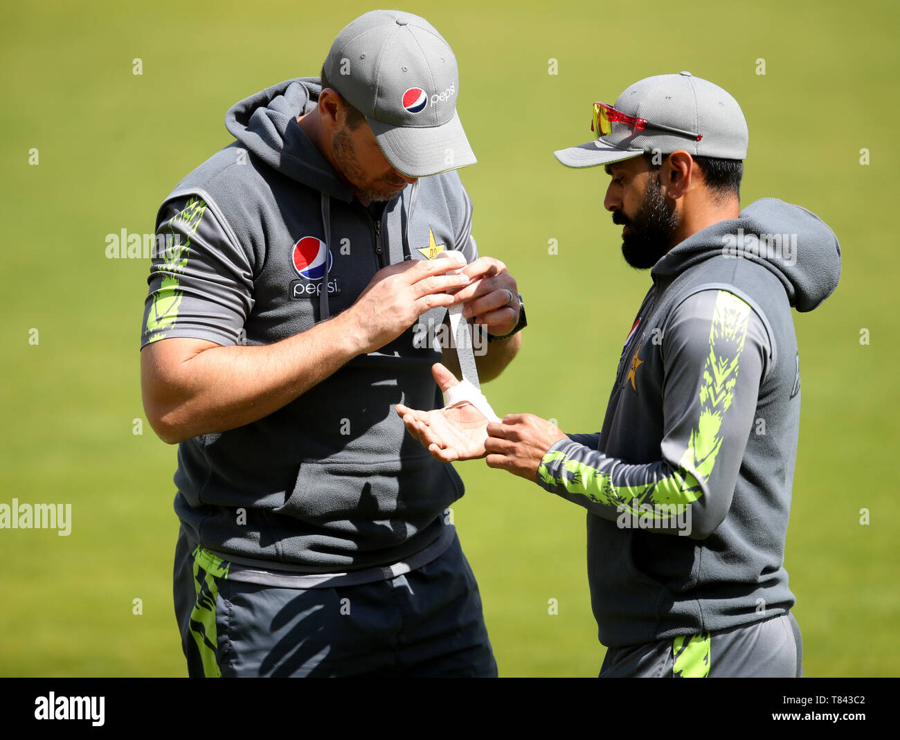 Il Pakistan Mohammad Hafeez ha il suo pollice strapped durante la sessione di reti presso la ciotola Ageas, Southampton. Foto Stock