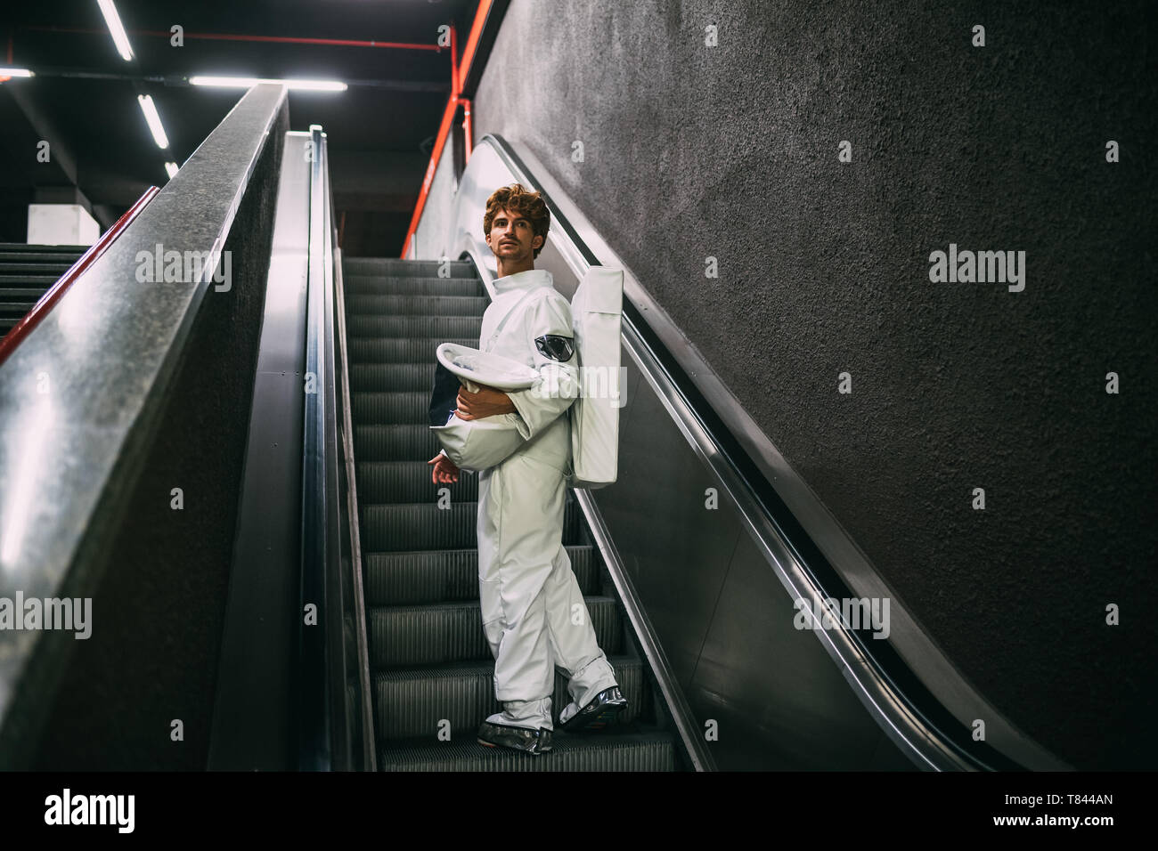 Astronauta salendo escalator Foto Stock