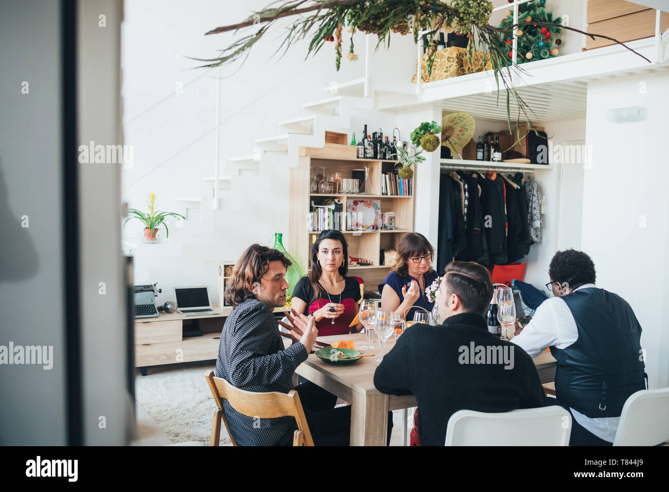 Imprenditori e imprenditrici sulla pausa pranzo in ufficio loft Foto Stock