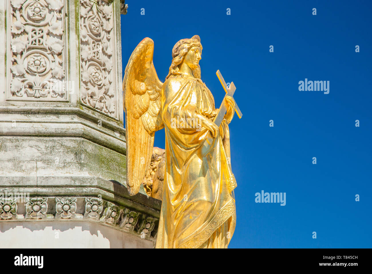 Maria colonna con golden statue degli angeli di fronte cattedrale di Zagabria, Croazia, cielo blu Foto Stock