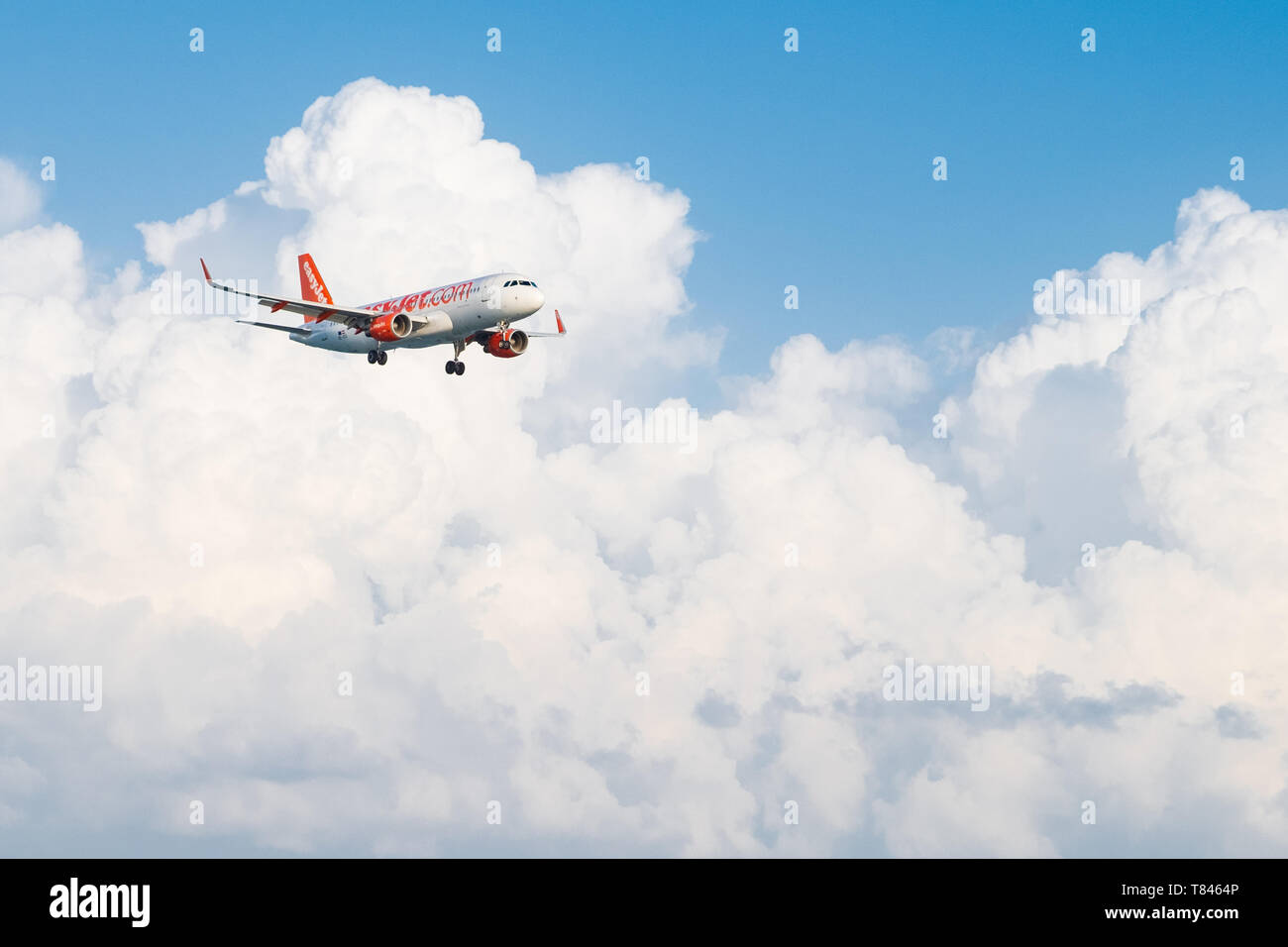 Larnaca, Cipro - 30 January, 2019: Easyjet Airbus A320 vola in nuvole bianche e blu cielo, atterrando all'Aeroporto Internazionale di Larnaca Foto Stock Larnaca, Cipro - 30 January, 2019: Easyjet Airbus A320 vola in nuvole bianche e blu cielo, atterrando all'Aeroporto Internazionale di Larnaca Foto Stock